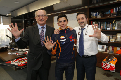 El campeón de Moto3, ayer durante una sesión de fisioterapia. A la derecha, su hermano Marc en la sede de Repsol junto a Brufau e Imaz.