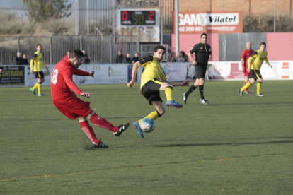 Un jugador del Balaguer intenta deshacerse de la presión de uno del Alpicat en el derbi de ayer.