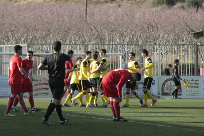 Un jugador del Balaguer intenta deshacerse de la presión de uno del Alpicat en el derbi de ayer.