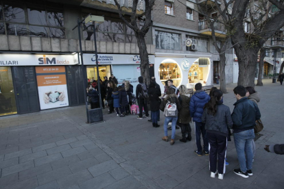 La cola que se formó ayer por la tarde ante la oficina de la concesionaria de autobuses.