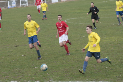 Un jugador del Castelldans avança amb la pilota en una acció del partit d’ahir a Montoliu. 