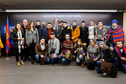 Refugiados en el Camp Nou  ■  Eran 49 procedentes mayoritariamente de Siria, pero también de Irak, Kurdistán y de Eritrea, que ayer hicieron una visita a las instalaciones del Camp Nou, invitados por la Fundació del FC Barcelona.