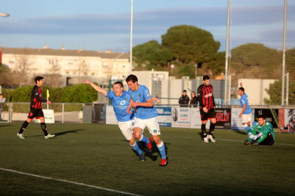 Los jugadores del Lleida Esportiu B se abrazan tras el gol que ponía el 0-1 en el marcador.