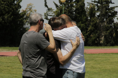Alumnos del Inefc de Lleida se abrazan tras el acto de homenaje que se le tributó ayer a Emili Vicente.