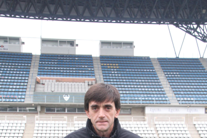 En su etapa en el Tàrrega coincidió con Joan Capdevila, de pie, segundo y tercero por la izquierda. Jugadores del Balaguer la mantean en 2004 tras lograr el ascenso a Tercera. 