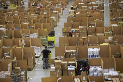 Vista de trabajadores de Amazon en uno de sus centros logísticos.