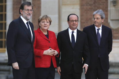 Rajoy, Merkel, Hollande y Gentiloni, ayer en Versalles.