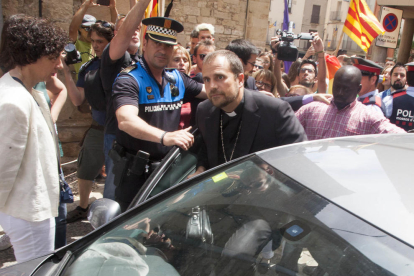 Manifestants es van abraonar contra el cotxe a què va pujar el bisbe, que va sortir escortat per la policia.