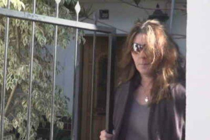 Marga Garau sortint ahir de casa de la seua mare a Mallorca.
