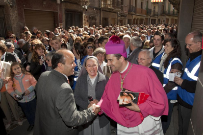El bisbe de Solsona, Xavier Novell, saludant l’alcalde de Cervera, Ramon Royes, en una imatge d’arxiu.