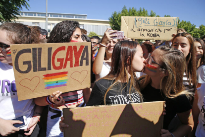Más de 200 alumnos se concentraron ayer a las puertas del Gili i Gaya contra los comentarios homófobos y a favor de la libertad sexual. 