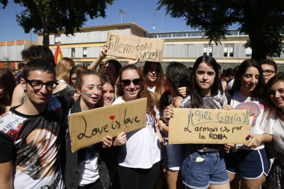 Más de 200 alumnos se concentraron ayer a las puertas del Gili i Gaya contra los comentarios homófobos y a favor de la libertad sexual. 