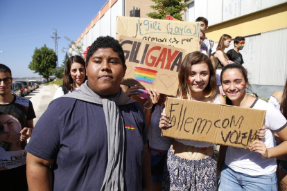 Més de 200 alumnes es van concentrar ahir a les portes del Gili i Gaya contra els comentaris homòfobs i a favor de la llibertat sexual.