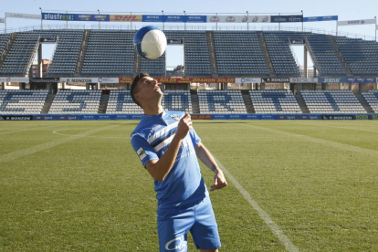 El nuevo futbolista del Lleida, Marc Nierga, ayer durante su presentación en el Camp d’Esports.