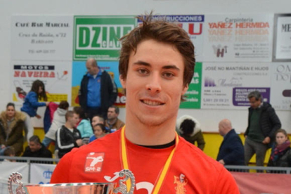 Andreu Perdices, amb el trofeu i la medalla conquerits a la Copa.