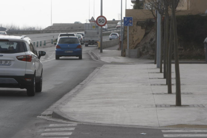 La instalación del carril bici en la avenida de l’Exèrcit está ya muy avanzada en este tramo a la salida de la ciudad.