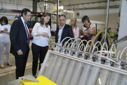 La consellera Meritxell Serret, ahir en la visita al centre de mecanització agrària de Lleida.