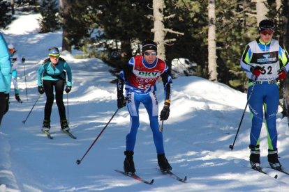 Pol Puiggener Marsà, con peto rojo, durante una competición de esquí de fondo.