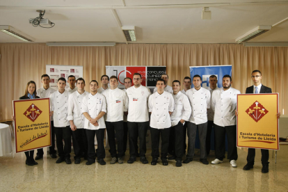 Foto de família amb els catorze participants en aquesta 28a edició del concurs de joves cuiners Àngel Moncusí.