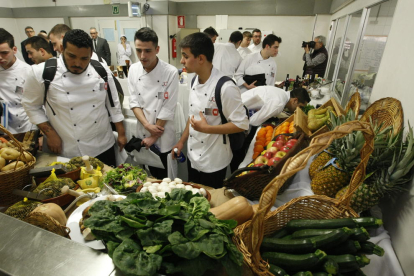 Foto de familia con los catorce participantes en esta 28 edición del concurso de jóvenes cocineros Àngel Moncusí.