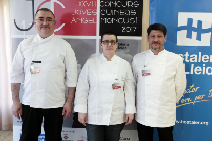 Foto de familia con los catorce participantes en esta 28 edición del concurso de jóvenes cocineros Àngel Moncusí.