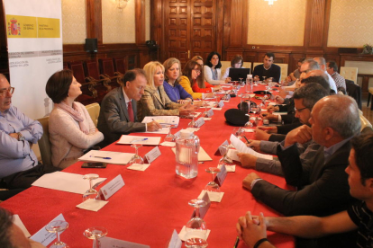 Un momento de la reunión celebrada ayer en la subdelegación del Gobierno en Lleida.