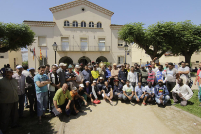 Más de un centenar de temporeros se concentraron ayer por la mañana en la plaza del ayuntamiento de Seròs en señal de protesta.