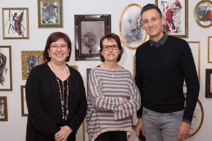 Antoni Benavente junto a  algunas de las fotografías que conforman ‘Quadern de viatge’. 