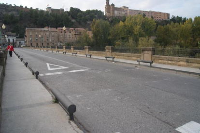 El pont de Sant Miquel de Balaguer, amb els pilons metàl·lics.