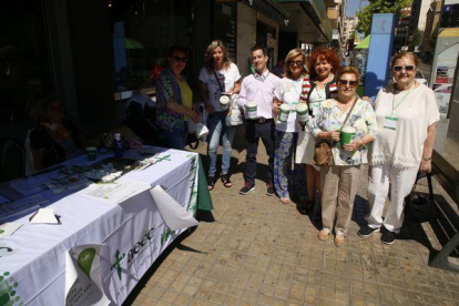 Voluntaris en una de les taules instal·lades a Lleida.