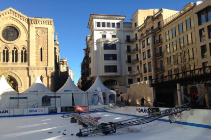 L’estructura metàl·lica amb els focus que van caure sobre la pista de gel de la plaça Sant Joan.