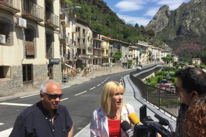 El alcalde de Baix Pallars y la subdelegada del Gobierno en Lleida. 