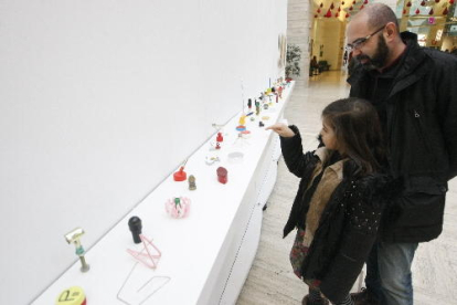 Objetos cotidianos y específicos del barcelonés Àlex Palacín, una de las instalaciones de la exposición.