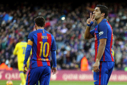 Luis Suárez celebra un dels dos gols marcats ahir i que el situen al capdavant del Pichichi.