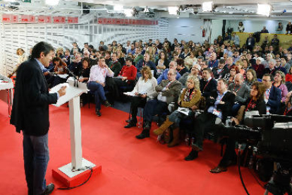 El president de la gestora, Javier Fernández, en la intervenció d’ahir al comitè federal del PSOE.