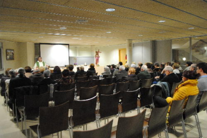 La primera misa en el Centre Cívic se celebró ayer por la tarde. 