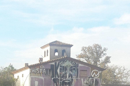 Els mossos desallotgen la casa okupada La Chispa de Lleida