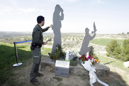 Monument d’homenatge als dos agents rurals assassinats per un caçador el gener passat a Aspa.