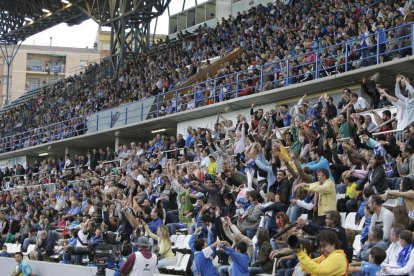 Imagen de la grada de tribuna llena de aficionados ante el Jaén en el play off de la temporada 2012-13.