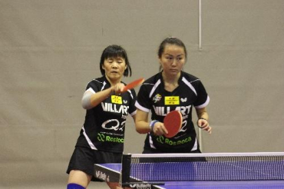 Yanlan Li i Tingting Wang, ahir durant el partit de dobles.