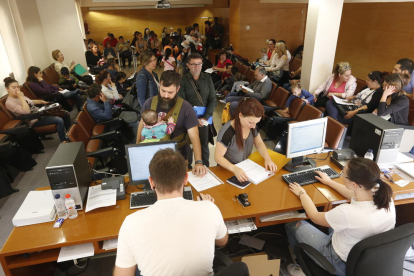 La sala del consell comarcal del Segrià donde se presentan las solicitudes de becas, llena.