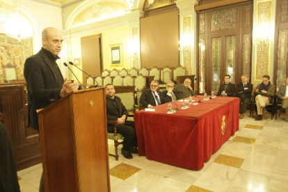 Tomàs Molina, ayer, durante la lectura del pregón en el salón de plenos de la Paeria.