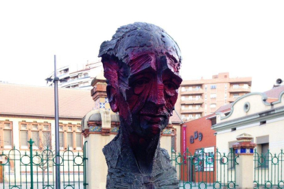 El bust de Lluís Companys a Lleida ha estat atacat amb pintura.