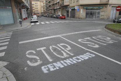 Protesta a Lleida ■ Activistes de la Marea Lila de Lleida han pintat en diversos cruïlles de la ciutat un missatge reivindicatiu contra els feminicidis, aprofitant la senyalització d’estop, amb l’objectiu de conscienciar contra aquesta xacra social.