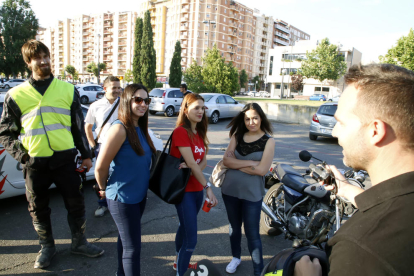 Un professor d’autoescola comunica a diversos alumnes, ahir a Lleida, que s’anul·len els exàmens per la vaga.