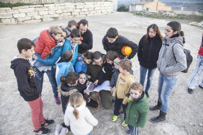 Vecinos de Maldà discutiendo el proyecto del parque del castillo.