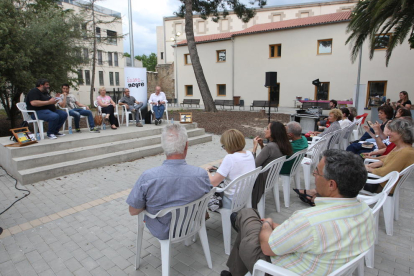 El pati del convent de Santa Clara va acollir ahir les primeres activitats del festival El Segre de Negre.
