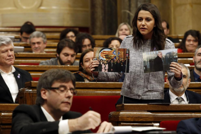 Arrimadas se dirige a Puigdemont en el Parlament.