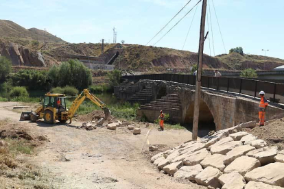 Obras de mejora de accesos en el Pont Vell de Alfarràs.