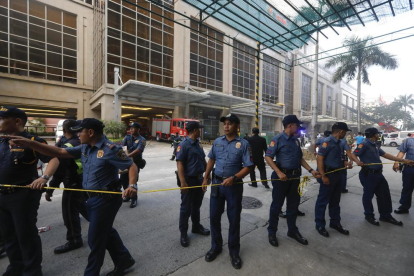 Miembros de la policía acordonan el Resorts World Manila.